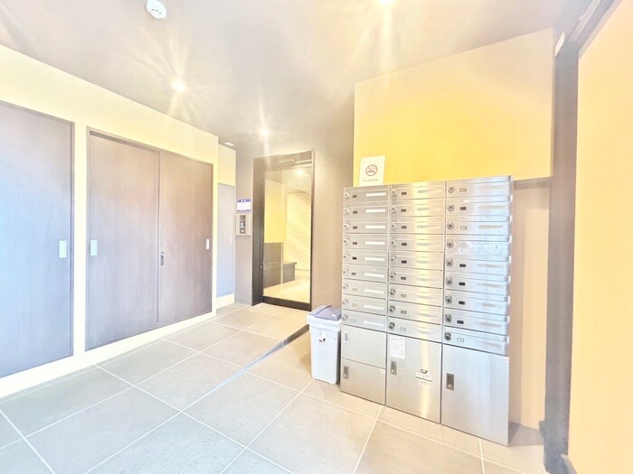 物件外観写真2　(エントランス部分)