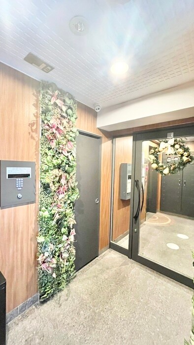 物件外観写真2　(エントランス部分)