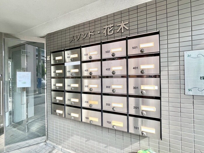 物件外観写真4　(エントランス部分)