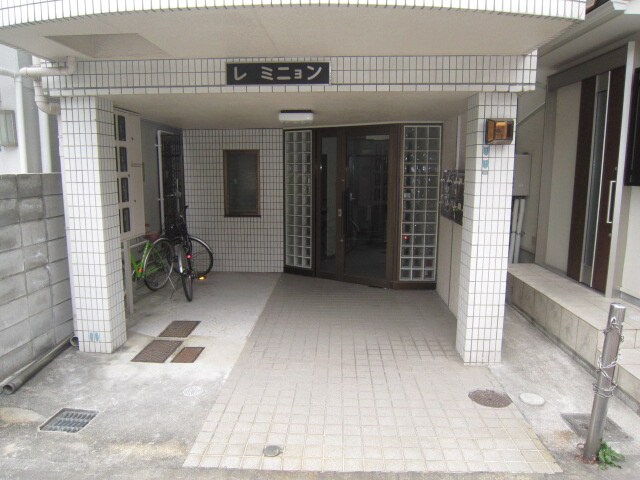 物件外観写真2　(エントランス部分)