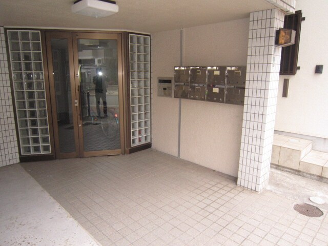 物件外観写真3　(エントランス部分)