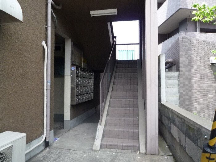 物件外観写真2　(エントランス部分)