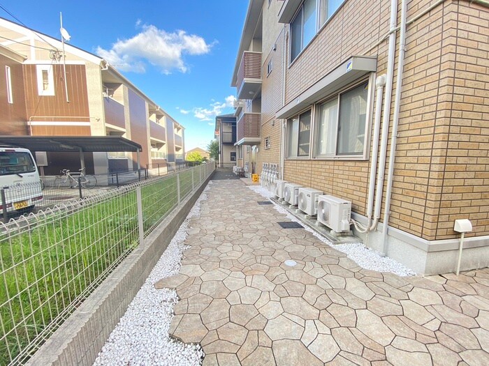 物件外観写真3　(エントランス部分)