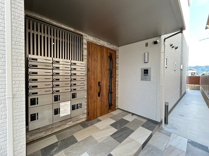 物件外観写真2　(エントランス部分)