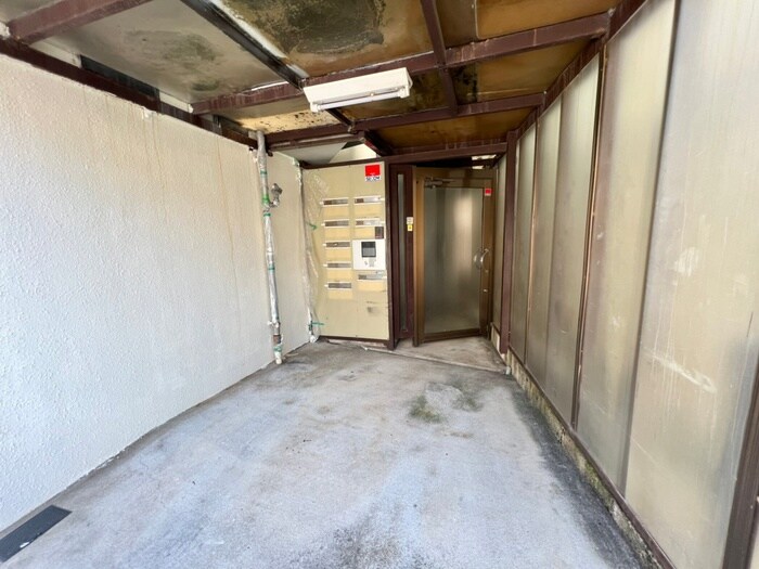 物件外観写真2　(エントランス部分)