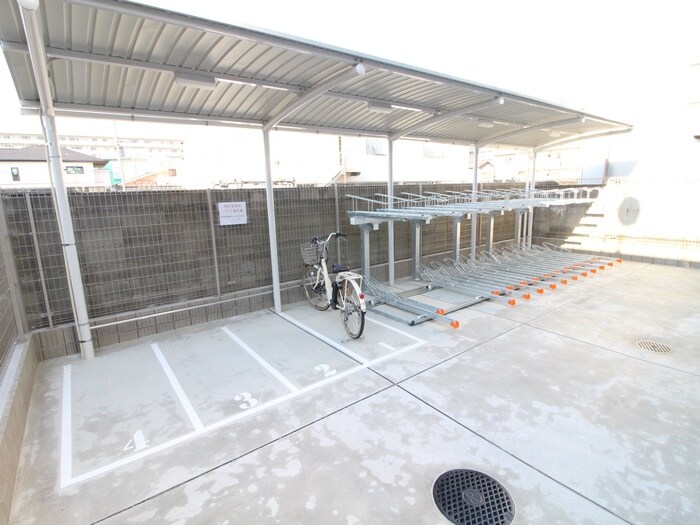 物件外観写真4　(駐輪場)