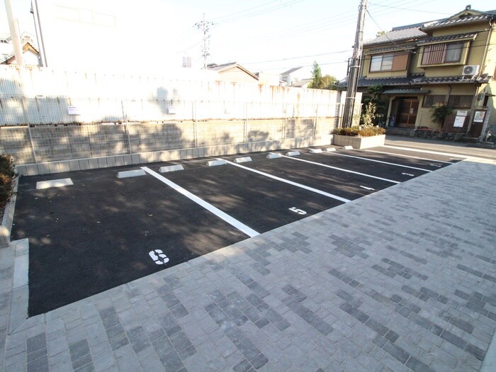 物件外観写真5　(駐車場)