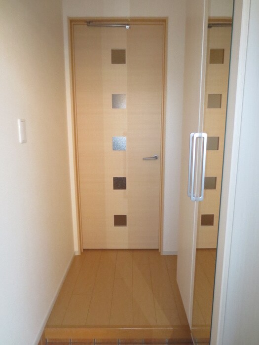 物件内観写真13　(玄関)