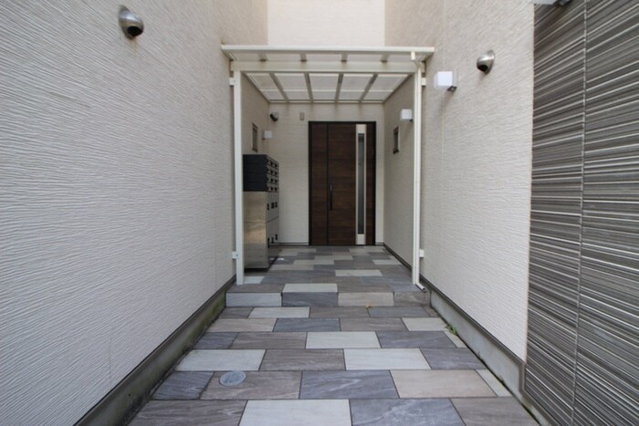 物件外観写真2　(エントランス部分)