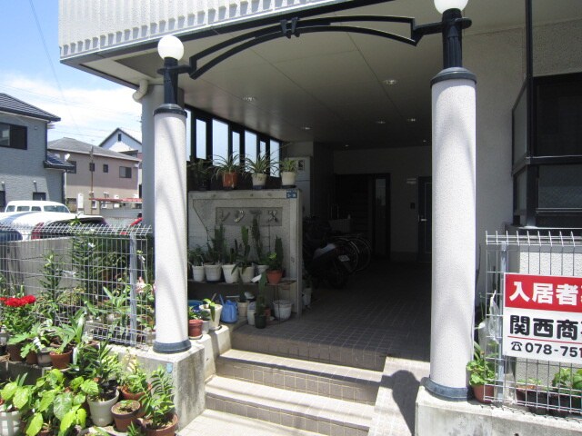 物件外観写真2　(エントランス部分)