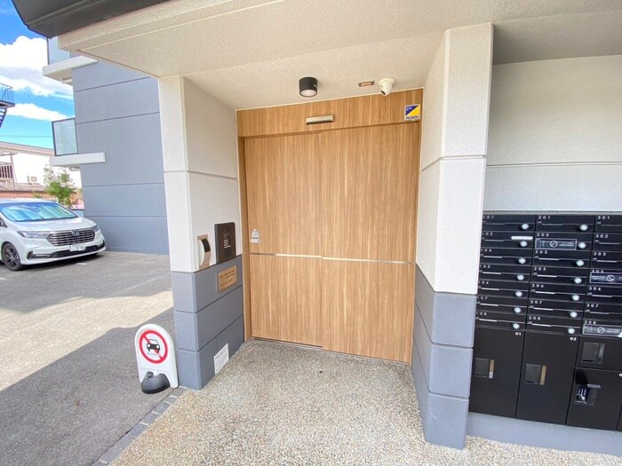 物件外観写真3　(エントランス部分)