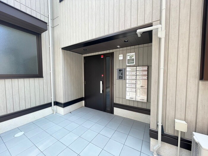 物件外観写真4　(エントランス部分)
