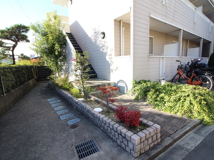 物件外観写真3　(エントランス部分)