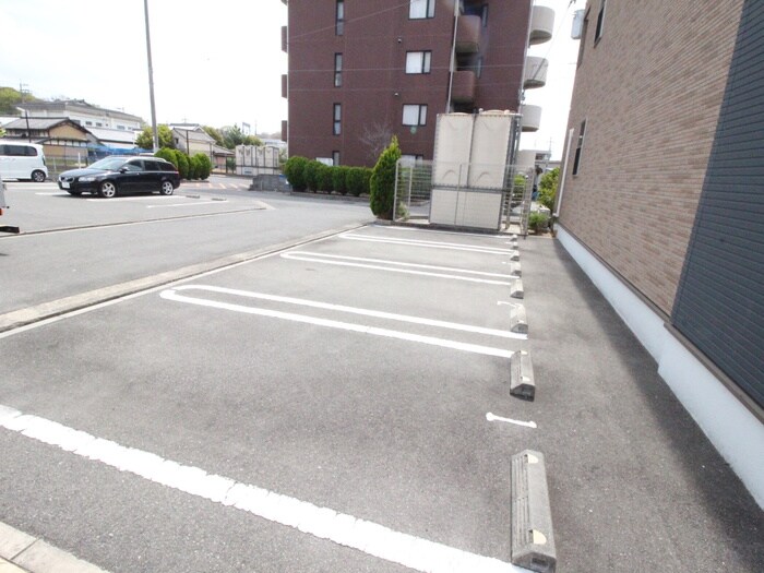 物件外観写真4　(駐車場)