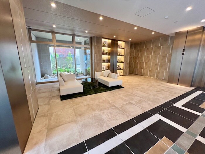 物件外観写真2　(エントランス部分)