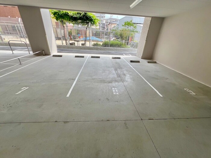 物件外観写真4　(駐車場)