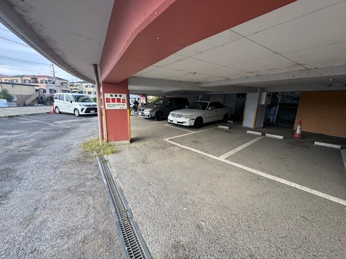 物件外観写真2　(駐車場)