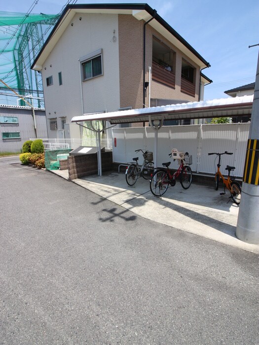 物件外観写真3　(駐輪場)