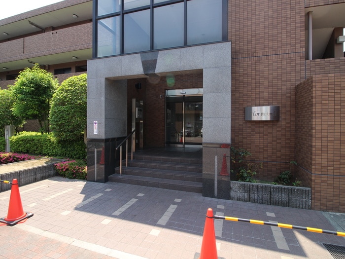 物件外観写真3　(エントランス部分)