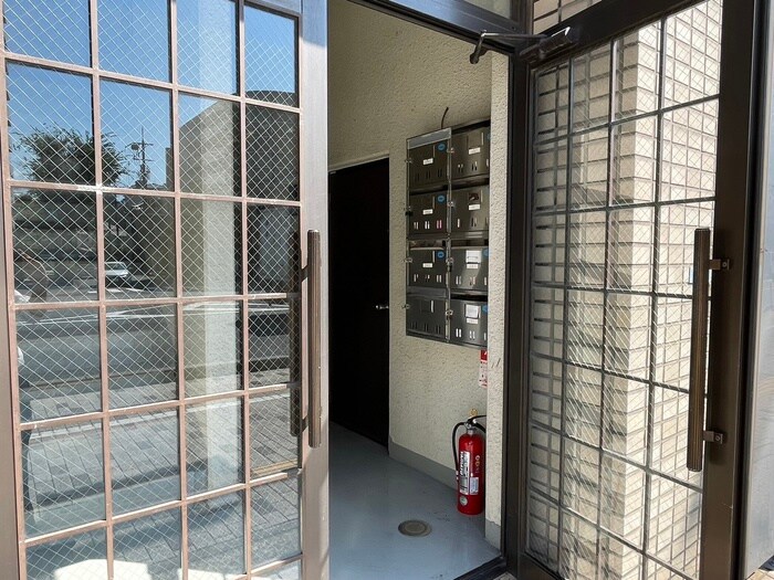 物件外観写真3　(エントランス部分)