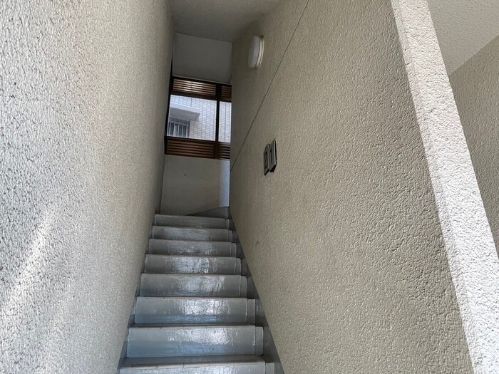 物件外観写真4　(エントランス部分)