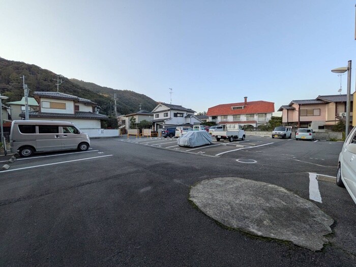 物件外観写真2　(駐車場)