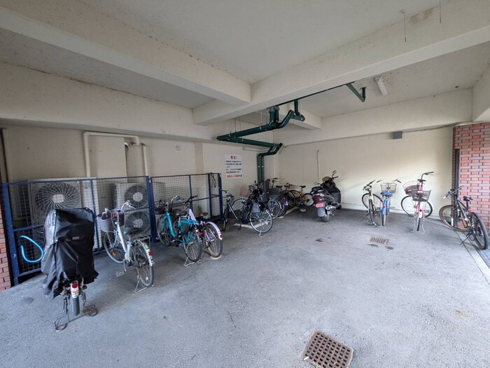 物件外観写真3　(駐輪場)