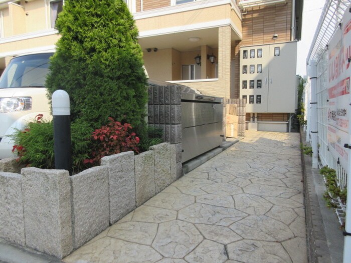 物件外観写真2　(エントランス部分)