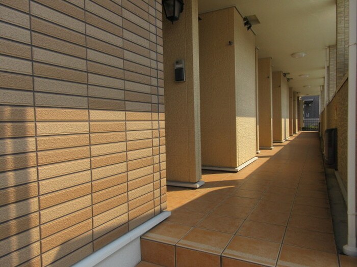 物件外観写真6　(エントランス部分)