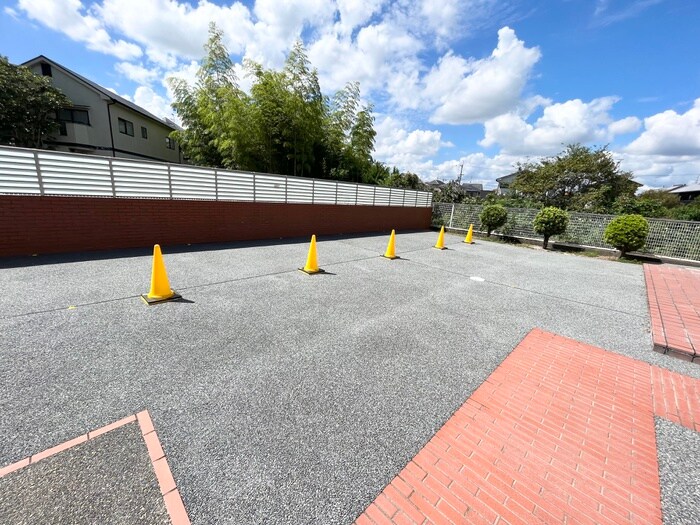 物件外観写真4　(駐車場)