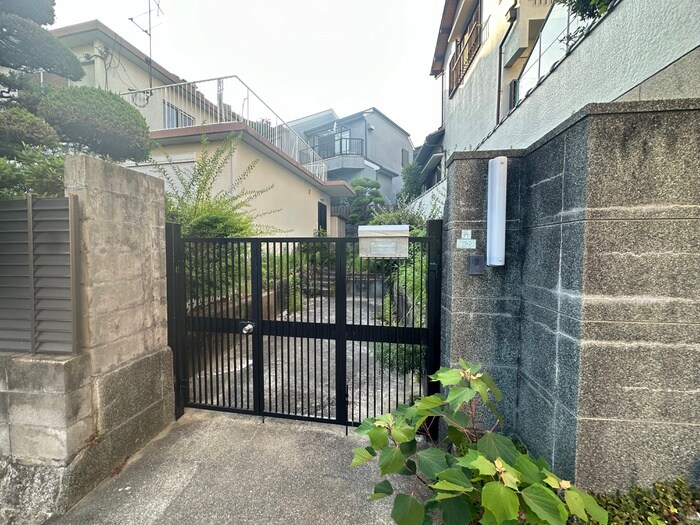 物件外観写真4　(エントランス部分)