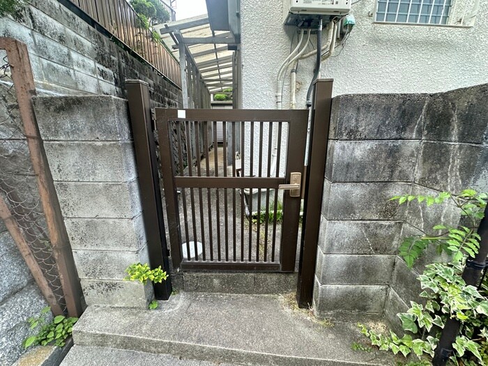 物件外観写真6　(エントランス部分)