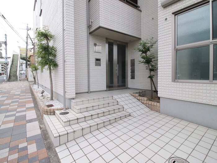 物件外観写真2　(エントランス部分)