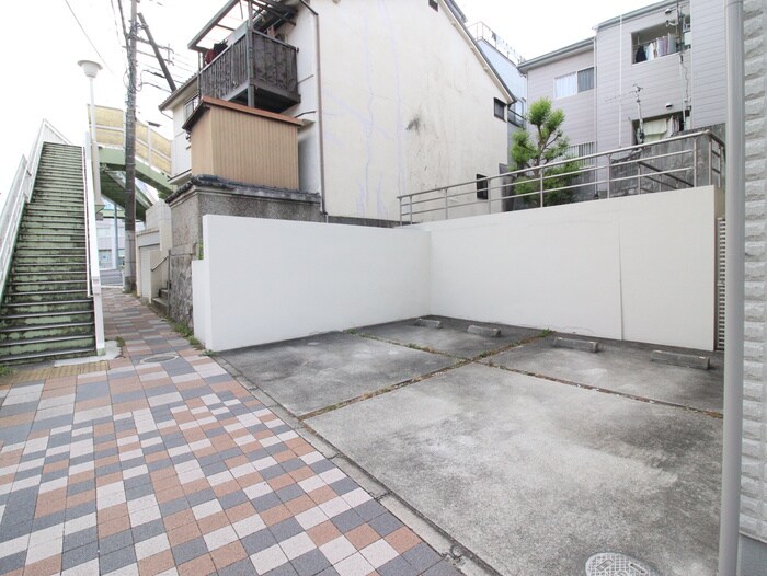 物件外観写真5　(駐車場)