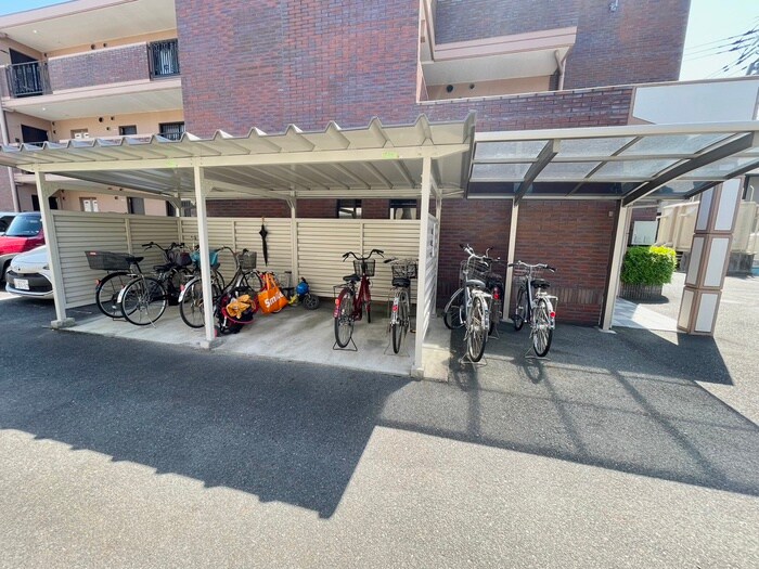 物件外観写真4　(駐輪場)
