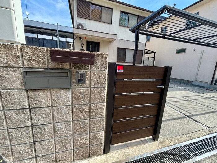 物件外観写真2　(エントランス部分)