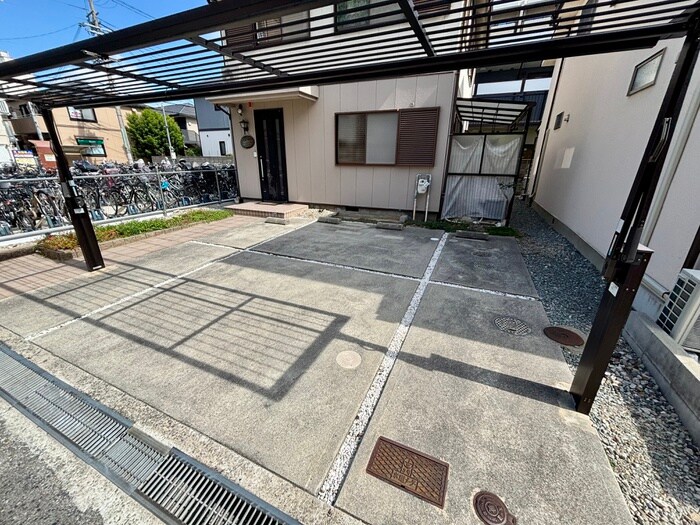 物件外観写真3　(駐車場)