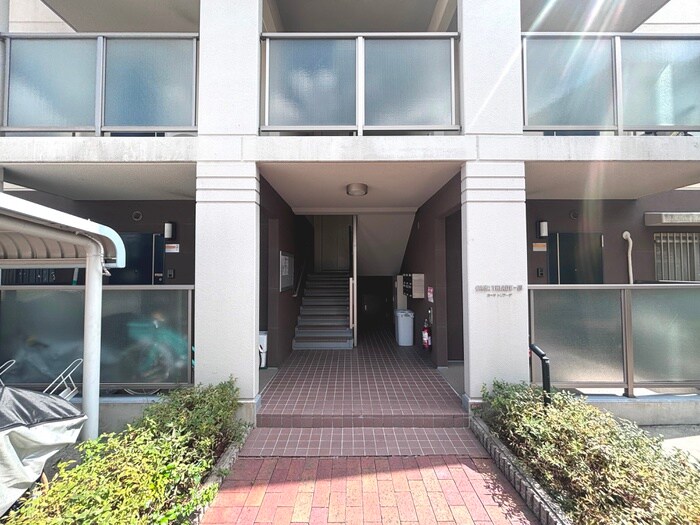 物件外観写真4　(エントランス部分)