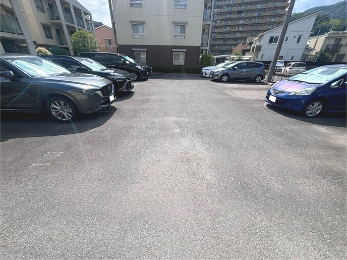 物件外観写真5　(駐車場)