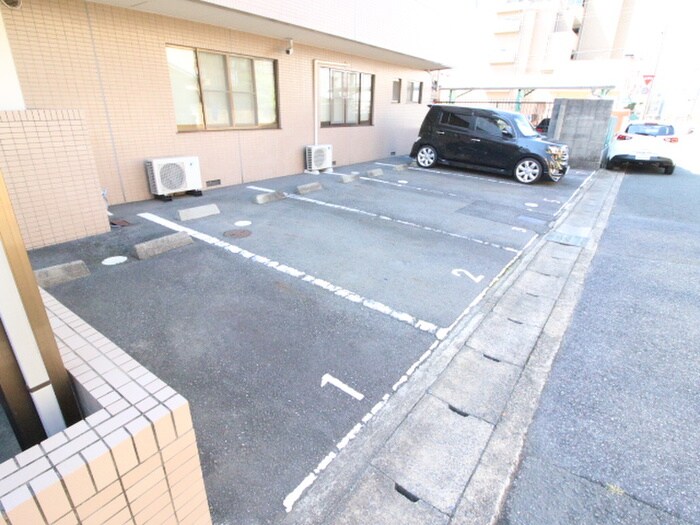 物件外観写真5　(駐車場)