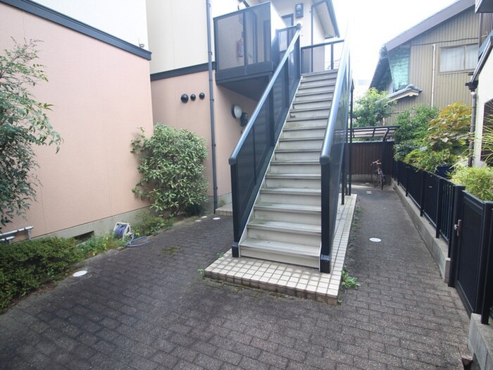 物件外観写真3　(エントランス部分)