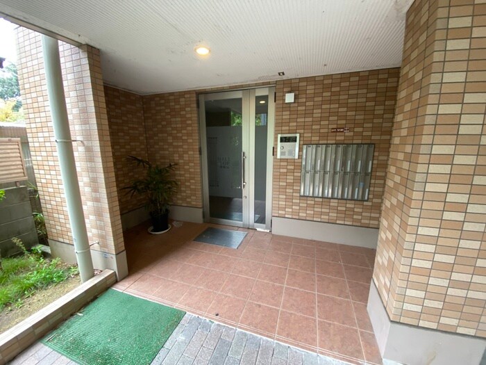 物件外観写真5　(エントランス部分)