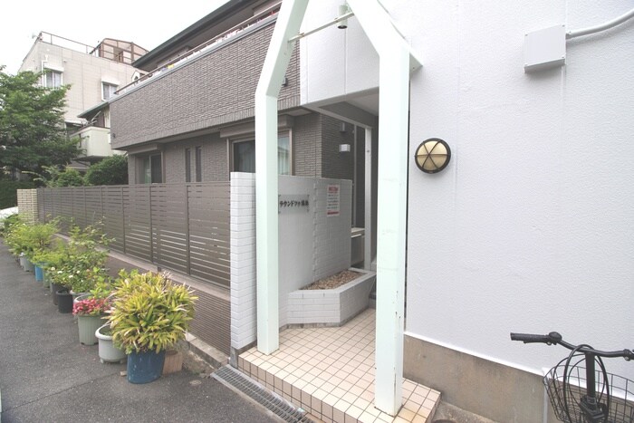 物件外観写真3　(エントランス部分)