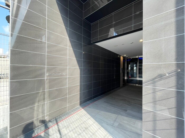 物件外観写真3　(エントランス部分)