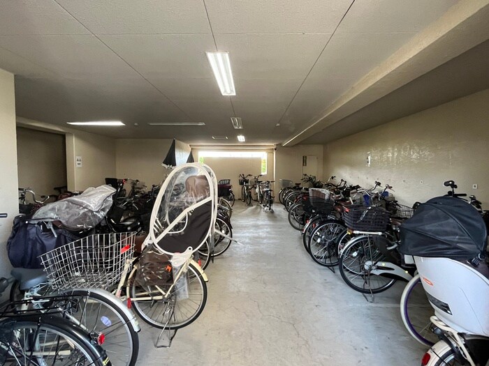 物件外観写真4　(駐輪場)