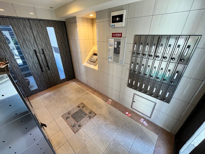 物件外観写真4　(エントランス部分)