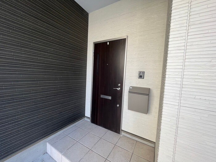 物件外観写真2　(エントランス部分)