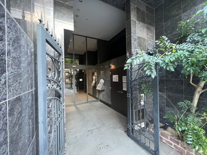 物件外観写真2　(エントランス部分)