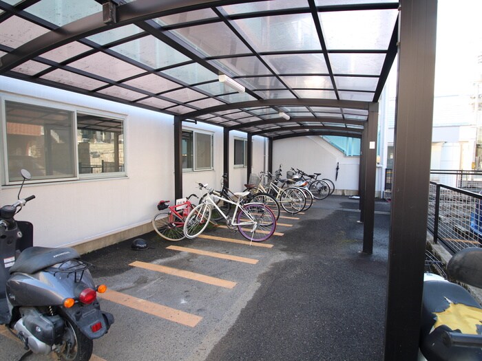 物件外観写真3　(バイク置き場)