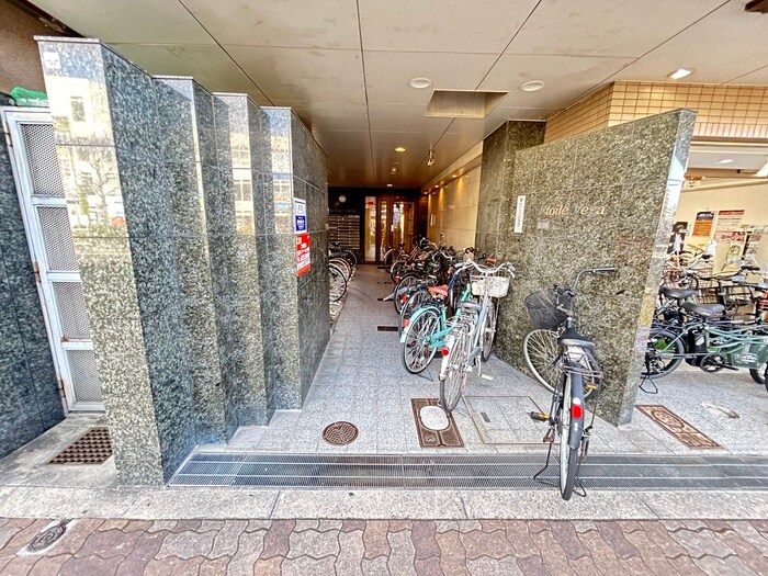 物件外観写真2　(エントランス部分)